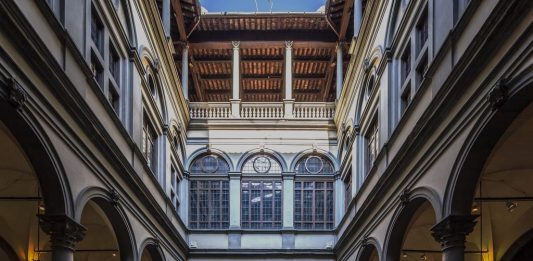 Luci per una nuova comunità: il progetto di Marinella Senatore per Palazzo Strozzi