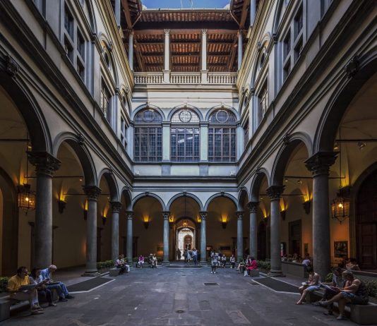 Luci per una nuova comunità: il progetto di Marinella Senatore per Palazzo Strozzi