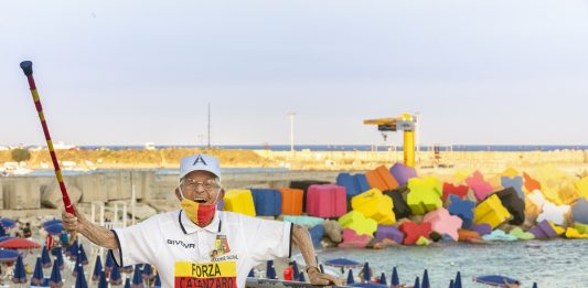 Frangiflutti colorati sul lungomare di Catanzaro: l’opera site specific di Massimo Sirelli