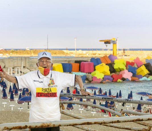 Frangiflutti colorati sul lungomare di Catanzaro: l’opera site specific di Massimo Sirelli