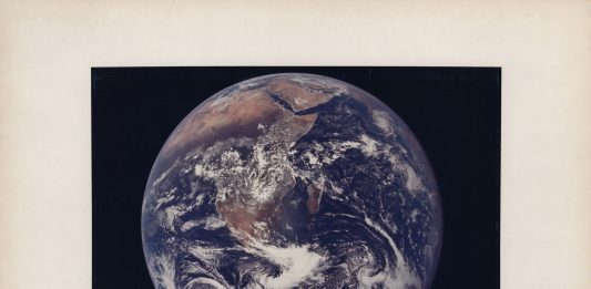 Christie’s, fotografie dallo Spazio The “Blue Marble”, the first human-taken photograph of the Earth fully illuminated, December 7-19, 1972. Stima: GBP 15,000 - GBP 25,000. Christie’s, Voyage to Another World