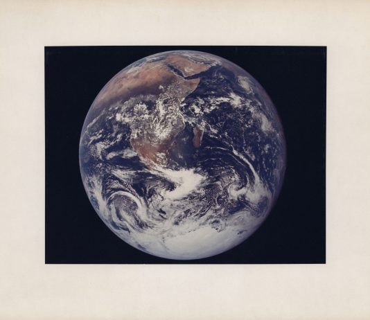 Christie’s, fotografie dallo Spazio The “Blue Marble”, the first human-taken photograph of the Earth fully illuminated, December 7-19, 1972. Stima: GBP 15,000 - GBP 25,000. Christie’s, Voyage to Another World