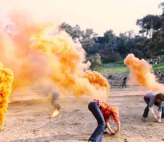 La nuova opera di Judy Chicago tra realtà aumentata e performance interattiva Fireworks performance. Performed at Brookside Park, Pasadena, CA © Judy Chicago/Artists Rights Society (ARS), New York Photo courtesy of Through the Flower Archives Courtesy of the artist; Salon 94, New York; and Jessica Silverman Gallery, San Francisco