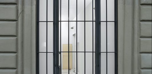 Dal mondo alle due vetrine di Casa Scaccabarozzi: la mostra di Jason Dodge