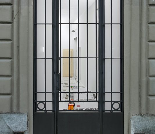 Dal mondo alle due vetrine di Casa Scaccabarozzi: la mostra di Jason Dodge