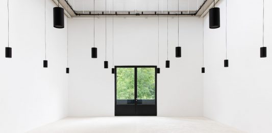 Hum: gli otto versi di protesta di Hajra Waheed, al Portikus di Francoforte