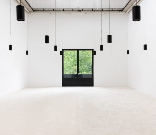 Hum: gli otto versi di protesta di Hajra Waheed, al Portikus di Francoforte