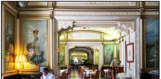 Un colpo alla storia: chiude il Caffè Gambrinus di Napoli