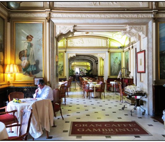 Un colpo alla storia: chiude il Caffè Gambrinus di Napoli