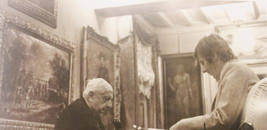 Addio a Tony Porcella, il gallerista amico di De Chirico Tony Porcella con De Chirico
