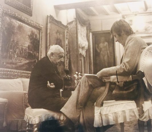 Addio a Tony Porcella, il gallerista amico di De Chirico Tony Porcella con De Chirico