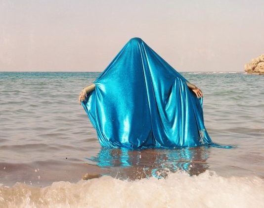 Beirut: una lotteria di beneficenza per ricostruire la cultura Yasmina Hilal, Houriyat Il Bahr 2018 15.24x15.24cm Fotografia analogica su pellicola da 120 mm