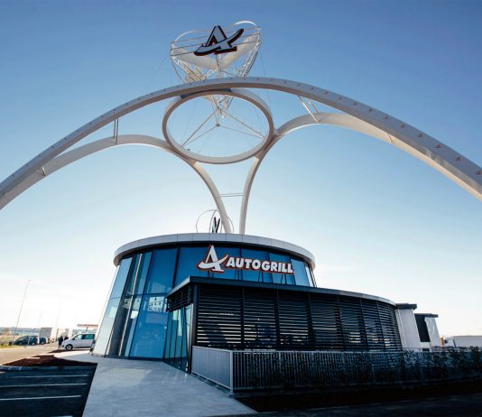 Dopo i lavori di restauro, riapre l’iconico Autogrill Villoresi Ovest