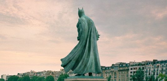 exibart.artworld: il giro del mondo dell’arte in sei notizie Batman veglia su di noi, dalle rive della Senna. Questa è una delle opere di cui vi parliamo oggi, tra le notizie dal mondo dell'arte di questa settimana (Benoit Lapray, da: DesignBoom).