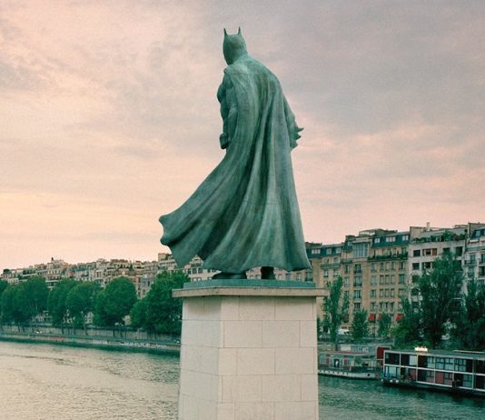 exibart.artworld: il giro del mondo dell’arte in sei notizie Batman veglia su di noi, dalle rive della Senna. Questa è una delle opere di cui vi parliamo oggi, tra le notizie dal mondo dell'arte di questa settimana (Benoit Lapray, da: DesignBoom).