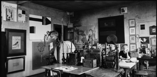 Ritorna il corso online per Curatore di Archivi d’Artista di AitArt Carol Rama nella sua casa studio. Foto Pino Dell’Aquila © Archivio Carol Rama, Torino
