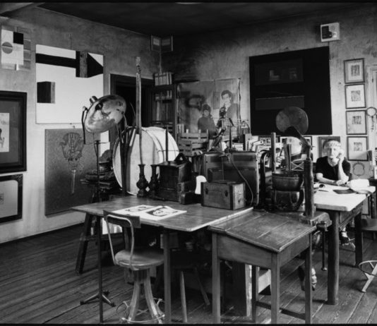 Ritorna il corso online per Curatore di Archivi d’Artista di AitArt Carol Rama nella sua casa studio. Foto Pino Dell’Aquila © Archivio Carol Rama, Torino