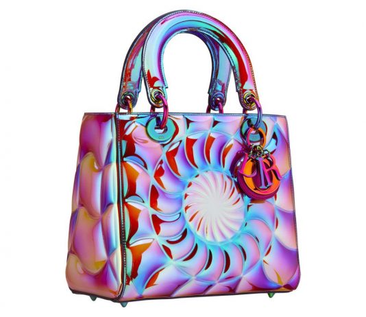 Dieci artisti per la Lady Dior: come si trasforma una it bag