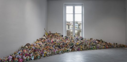 Cancellazioni e citazioni in mostra: intervista ad Andrea Mastrovito