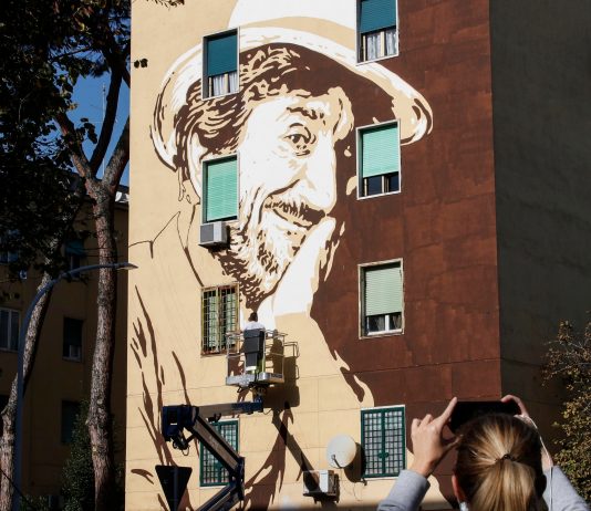 Il grande Gigi Proietti torna al Tufello, con il murales di Lucamaleonte