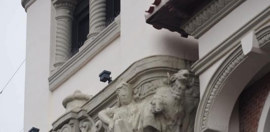 Ennesimo restauro disastroso in Spagna: una scultura diventa Trump