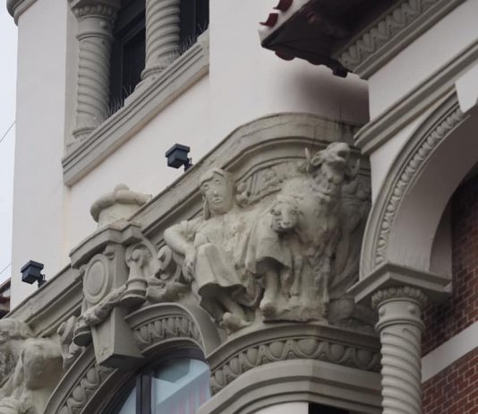 Ennesimo restauro disastroso in Spagna: una scultura diventa Trump