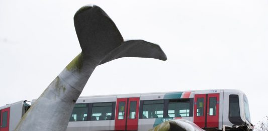 In Olanda, un treno deraglia ma una scultura salva il macchinista