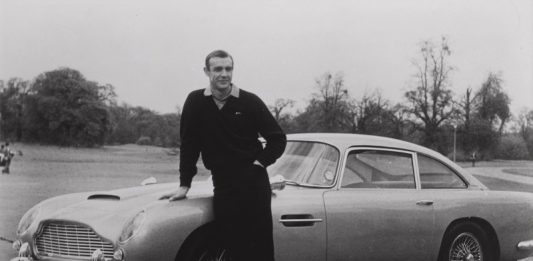 Sotheby’s: James Bond a Bond Street Goldfinger (1964) original photographic production still, US. Sean Connery e l'iconica Aston Martin DB5. Sotheby's