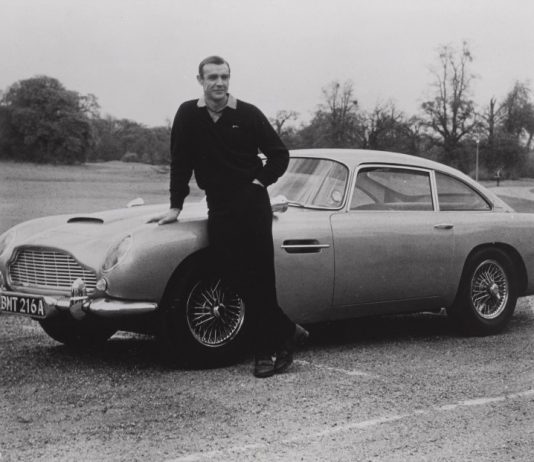 Sotheby’s: James Bond a Bond Street Goldfinger (1964) original photographic production still, US. Sean Connery e l'iconica Aston Martin DB5. Sotheby's