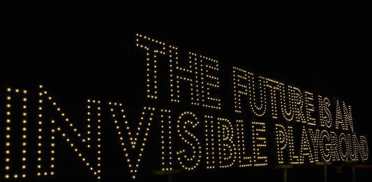 BASE Milano riparte dal messaggio luminoso di Robert Montgomery L'opera di Robert Montgomery per BASE Milano