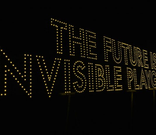 BASE Milano riparte dal messaggio luminoso di Robert Montgomery L'opera di Robert Montgomery per BASE Milano