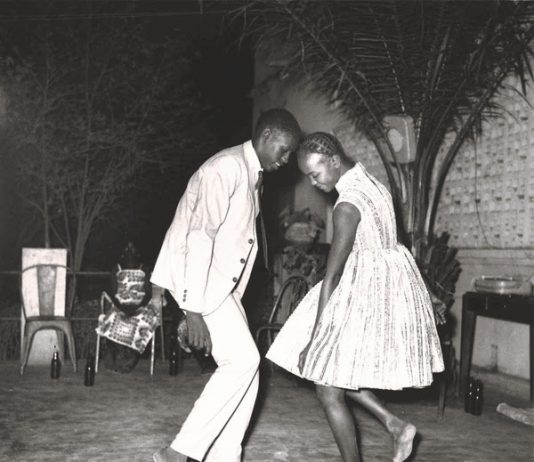 Four Decades, l’asta di fotografie di Sotheby’s e AIPAD Malick Sidibé, Nuit de Noel, 1963 Courtesy of Gallery FIFTY ONE, Antwerp. Four Decades, sOTHEBY'S AIPAD