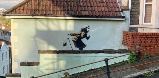 Banksy torna a casa: un nuovo murales sulla strada più ripida di Bristol