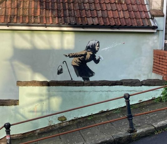 Banksy torna a casa: un nuovo murales sulla strada più ripida di Bristol