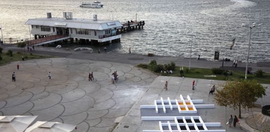 Il team curatoriale della Biennale di Istanbul punterà sulla dispersione Andrea Zittel, Personal Plots, 2019 Concrete block, plaster, paint and gravel 1610.4 × 1099.8 × 45.7 cm Courtesy the artist and Regen Projects. Commissioned by the 16th Istanbul Biennial. Ph. Onur Dogman