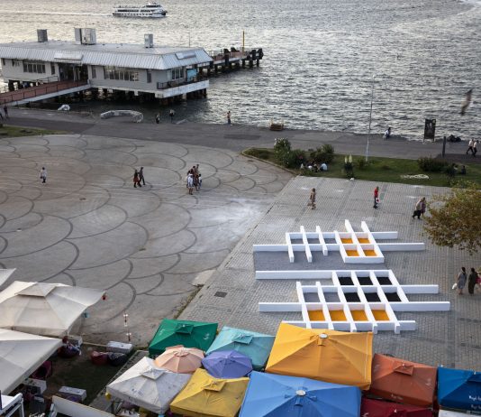 Il team curatoriale della Biennale di Istanbul punterà sulla dispersione Andrea Zittel, Personal Plots, 2019 Concrete block, plaster, paint and gravel 1610.4 × 1099.8 × 45.7 cm Courtesy the artist and Regen Projects. Commissioned by the 16th Istanbul Biennial. Ph. Onur Dogman