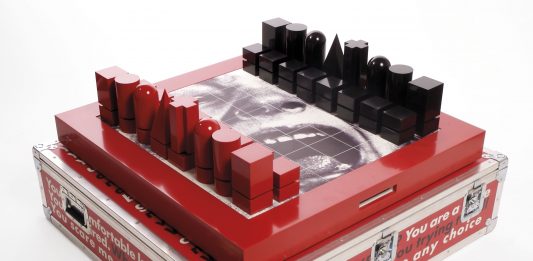 exibart.artworld: il giro del mondo dell’arte in sei notizie Tra le notizie dal mondo dell'arte di questa settimana, c'è la rinata passione per il gioco degli scacchi. Vediamo insieme alcune delle scacchiere d'artista più famose. Questa è Barbara Kruger, Untitled (Do you feel comfortable losing?) (2006). Courtesy of Christie’s Images, Ltd.