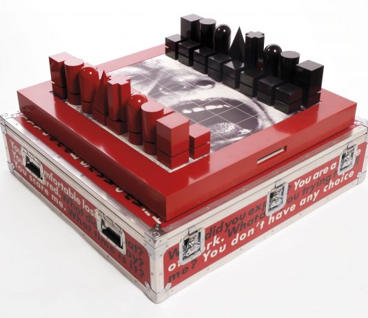 exibart.artworld: il giro del mondo dell’arte in sei notizie Tra le notizie dal mondo dell'arte di questa settimana, c'è la rinata passione per il gioco degli scacchi. Vediamo insieme alcune delle scacchiere d'artista più famose. Questa è Barbara Kruger, Untitled (Do you feel comfortable losing?) (2006). Courtesy of Christie’s Images, Ltd.