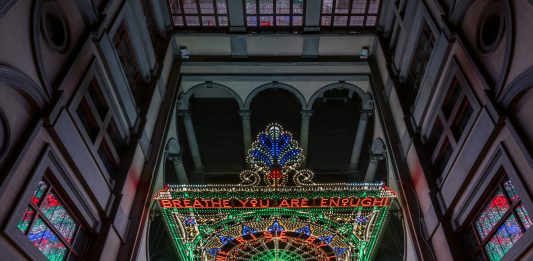 Le luci di Marinella Senatore per Palazzo Strozzi. Le fotografie dell’installazione