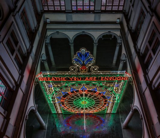 Le luci di Marinella Senatore per Palazzo Strozzi. Le fotografie dell’installazione