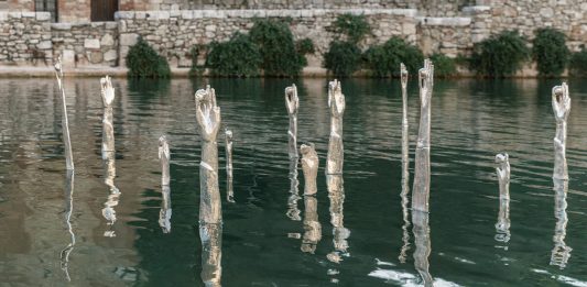 Endless Nostalghia: cinque artisti per rileggere i luoghi del film di Tarkovskij Namsal Siedlecki, Trevis Maponos, 2020, argento, dimensioni variabili. Veduta dell'installazione in Endless Nostalghia, Piazza delle Sorgenti, Bagno Vignoni, SI, IT, 2020. Courtesy dell’artista, Magazzino, Roma, 101 Numeri Pari e Treti Galaxie. Foto: Flavio Pescatori
