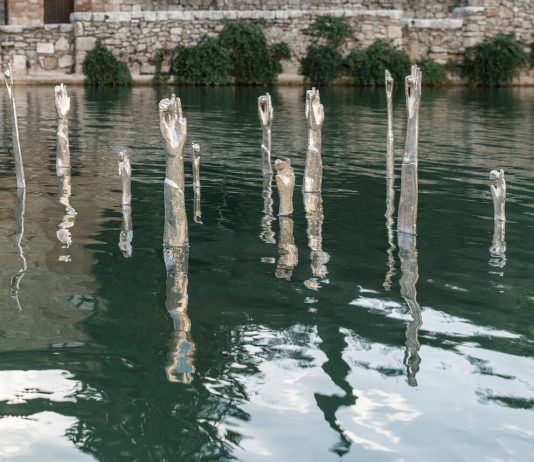 Endless Nostalghia: cinque artisti per rileggere i luoghi del film di Tarkovskij Namsal Siedlecki, Trevis Maponos, 2020, argento, dimensioni variabili. Veduta dell'installazione in Endless Nostalghia, Piazza delle Sorgenti, Bagno Vignoni, SI, IT, 2020. Courtesy dell’artista, Magazzino, Roma, 101 Numeri Pari e Treti Galaxie. Foto: Flavio Pescatori