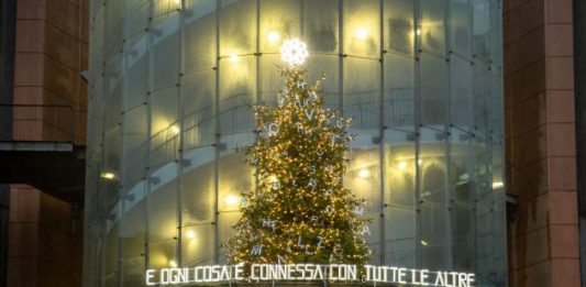 Albero di Natale ad arte: Massimo Uberti firma quello per Fiera Milano Massimo Uberti per Policlinico Fiera Milano, E ogni cosa è connessa a tutte le altre. Copyright: Filmati Milanesi