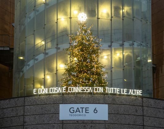 Albero di Natale ad arte: Massimo Uberti firma quello per Fiera Milano Massimo Uberti per Policlinico Fiera Milano, E ogni cosa è connessa a tutte le altre. Copyright: Filmati Milanesi