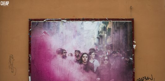 Concertata: corpi, lotte e alleanze nel nuovo intervento di CHEAP Gli scatti di Michele Lapini trovano spazio per le strade di Bologna grazie a Cheap (Courtesy: Cheap - Ph: Michele Lapini).