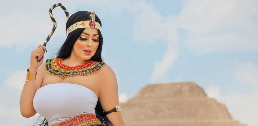 Shooting proibito nell’antica necropoli: modella arrestata in Egitto