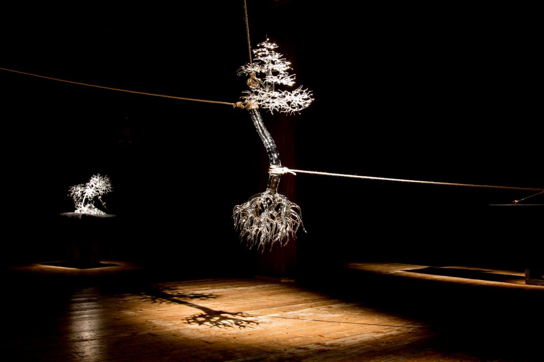 Massimo Micheluzzi / Simone Crestani – Dalla sabbia, opere in vetrohttps://www.exibart.com/repository/media/2020/12/Simone-Crestani-Tensione-Estetica-2017.-Ph.-Alberto-Parise-1068x712.jpg