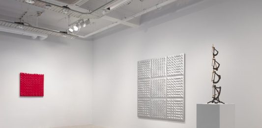 Maestri italiani da riscoprire: Enrico Castellani in mostra a Londra