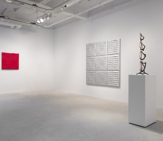 Maestri italiani da riscoprire: Enrico Castellani in mostra a Londra