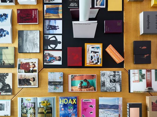 Il più bel libro fotografico si celebra online, con Aperture e Paris Photo